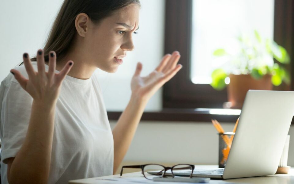 femme-senerve-devant-son-pc-trop-lent